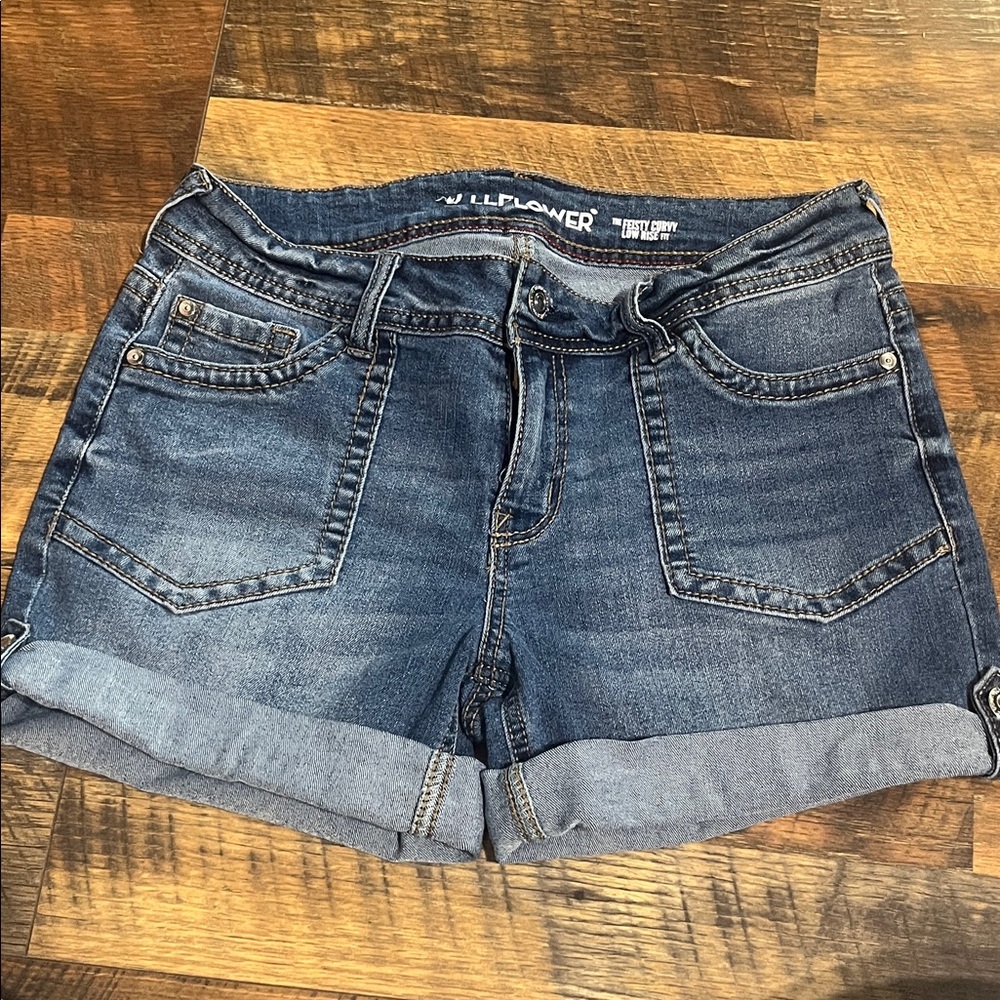 Wallflower Medium Wash Rolled-Hem Jean Shorts (7)